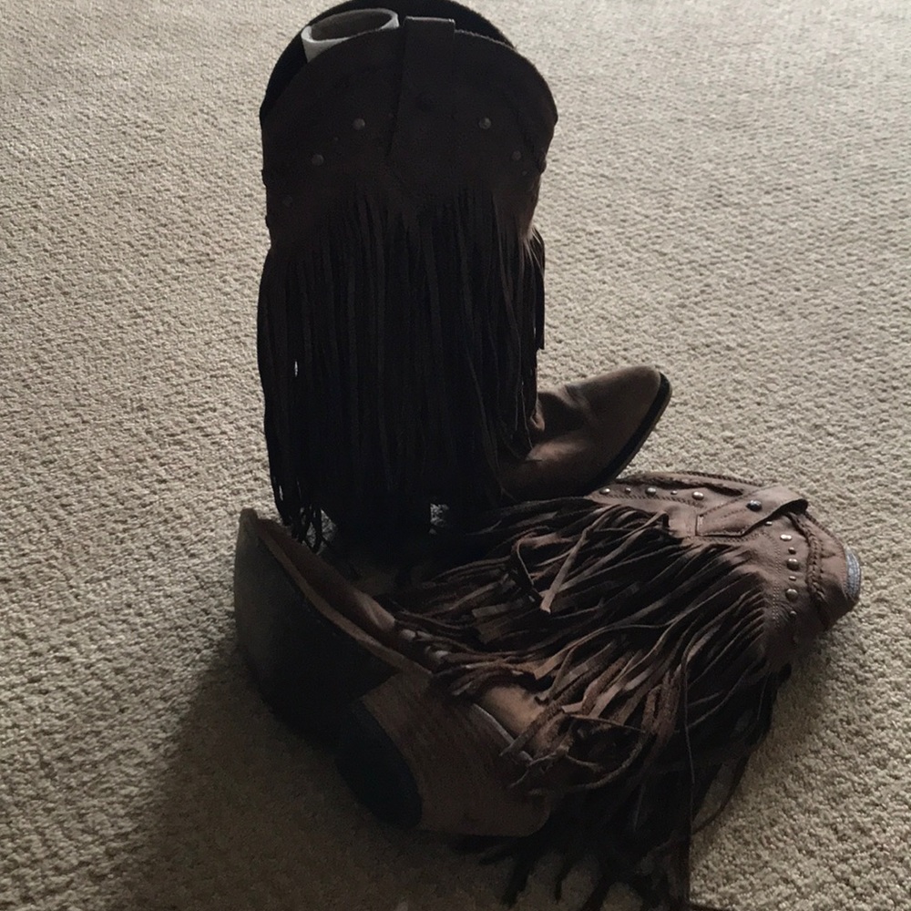 Women’s western boots with fringe.